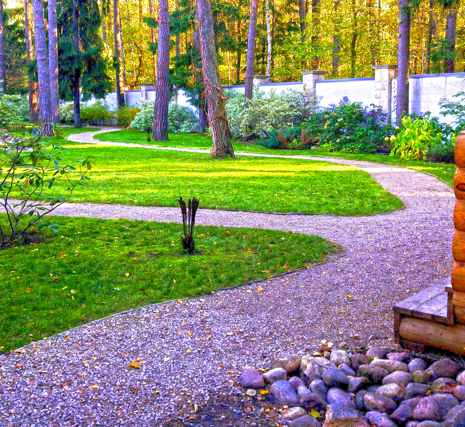 Экстерьер - садовая дорожка из гравия.