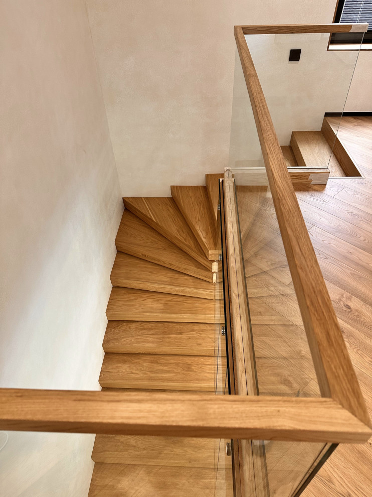 Консольная лестница с ограждением из стекла