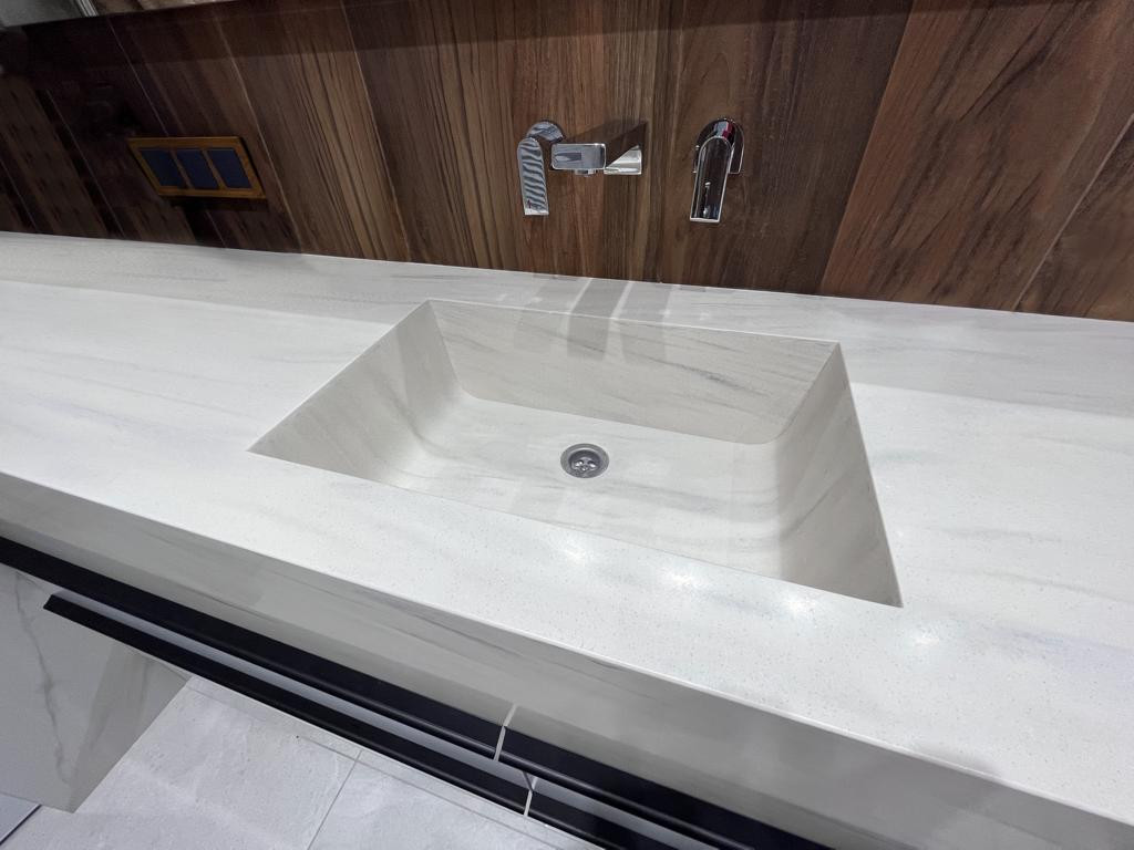 Навесная тумба в ванную комнату