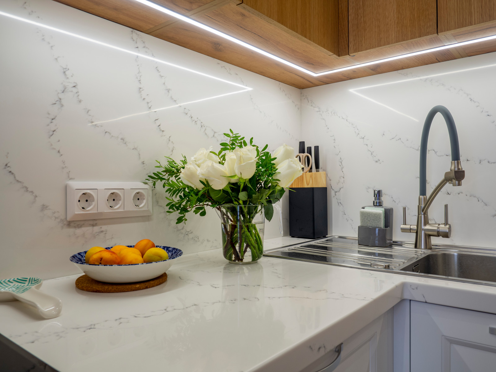 Уютная белая неоклассическая кухня с элементами под дерево