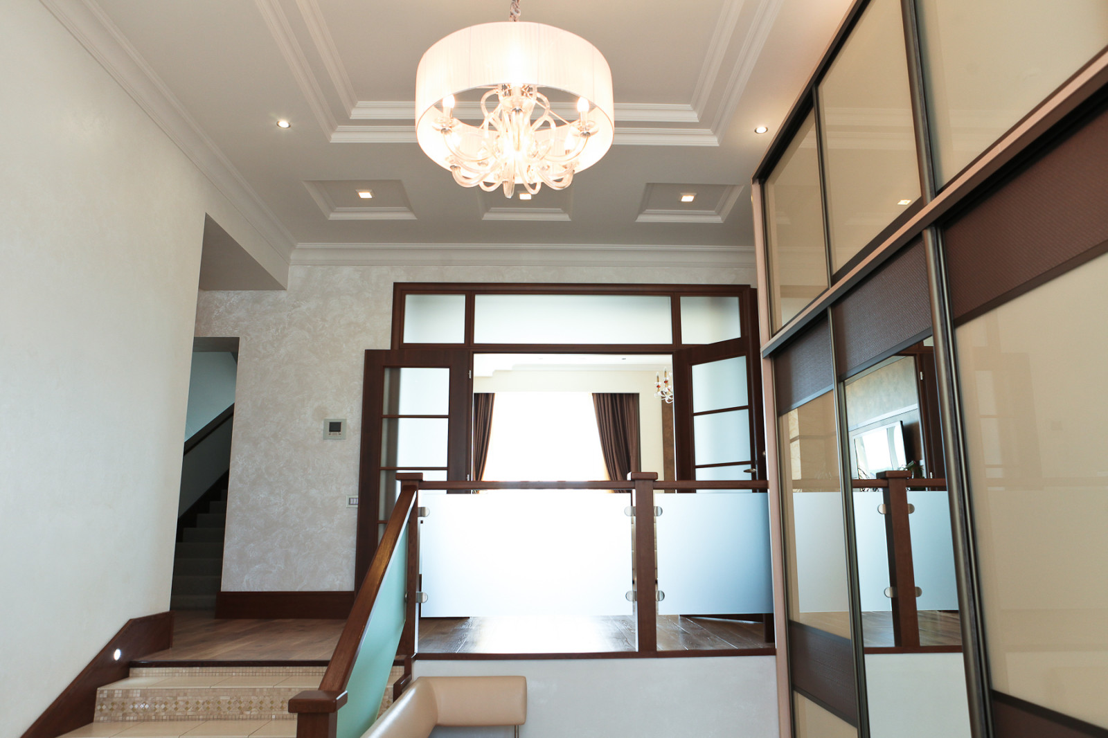 Обложка проекта: Коттедж: классический интерьер в бежевых  оттенках