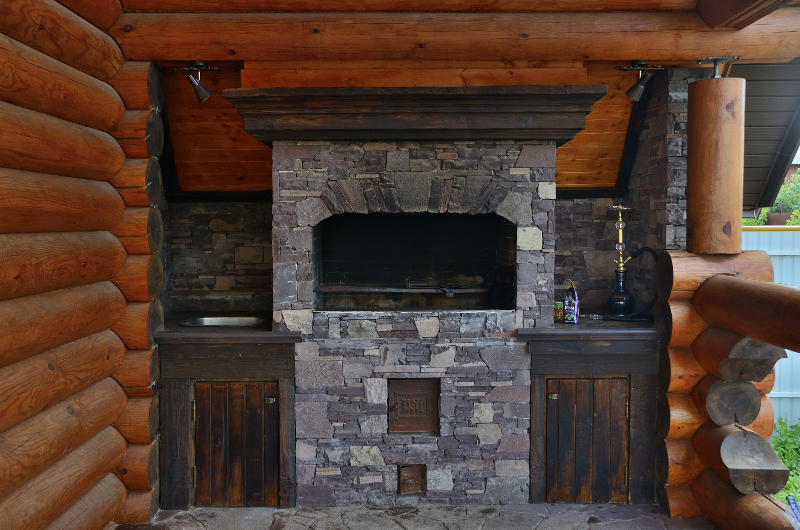 Забор, барбекю и крыльцо из кладочного камня