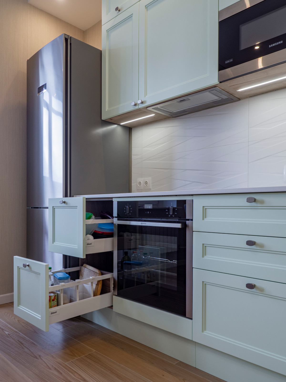 Нежная светло-мятная кухня в стиле неоклассика