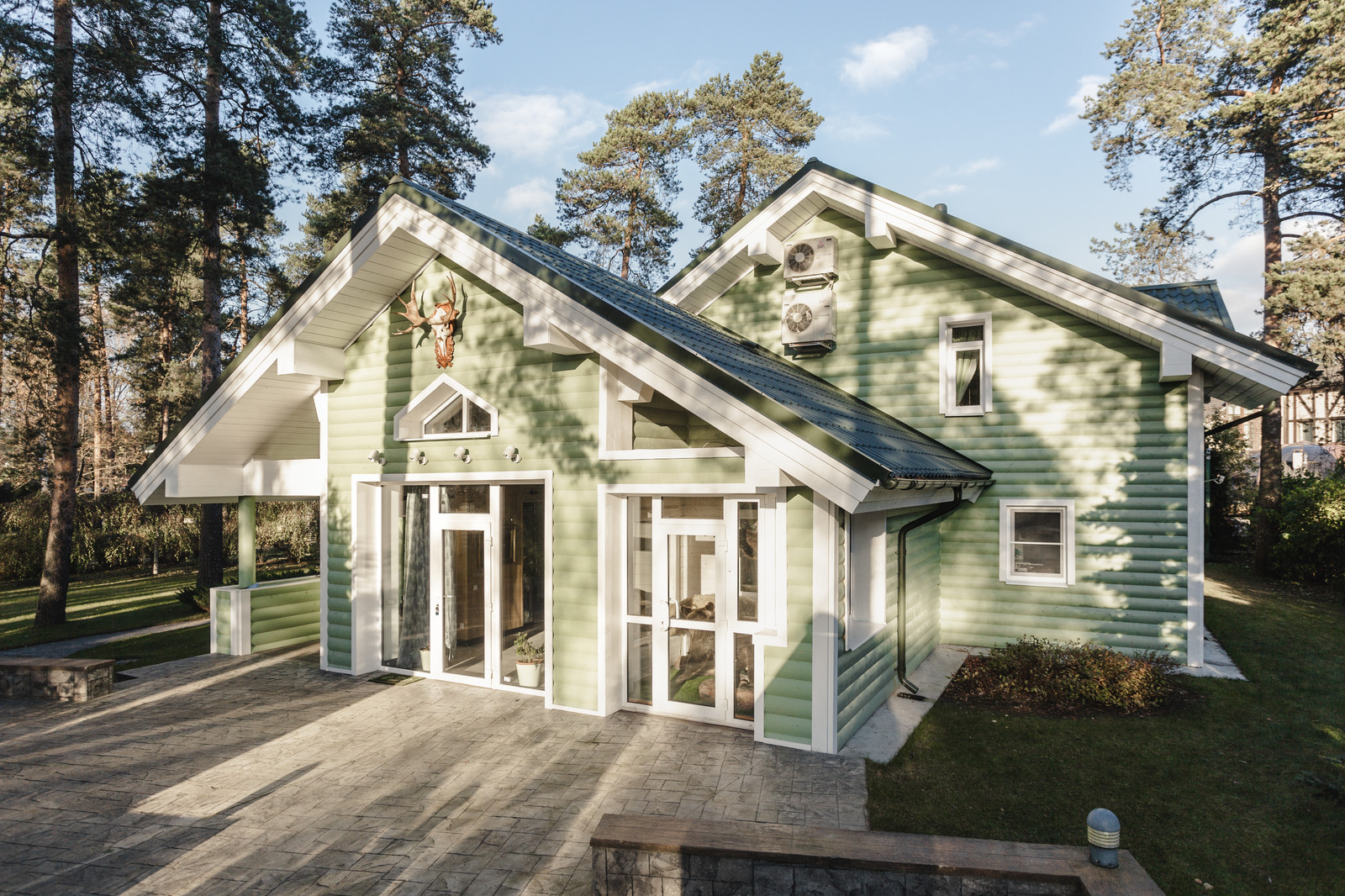 Дом охотника в современном стиле