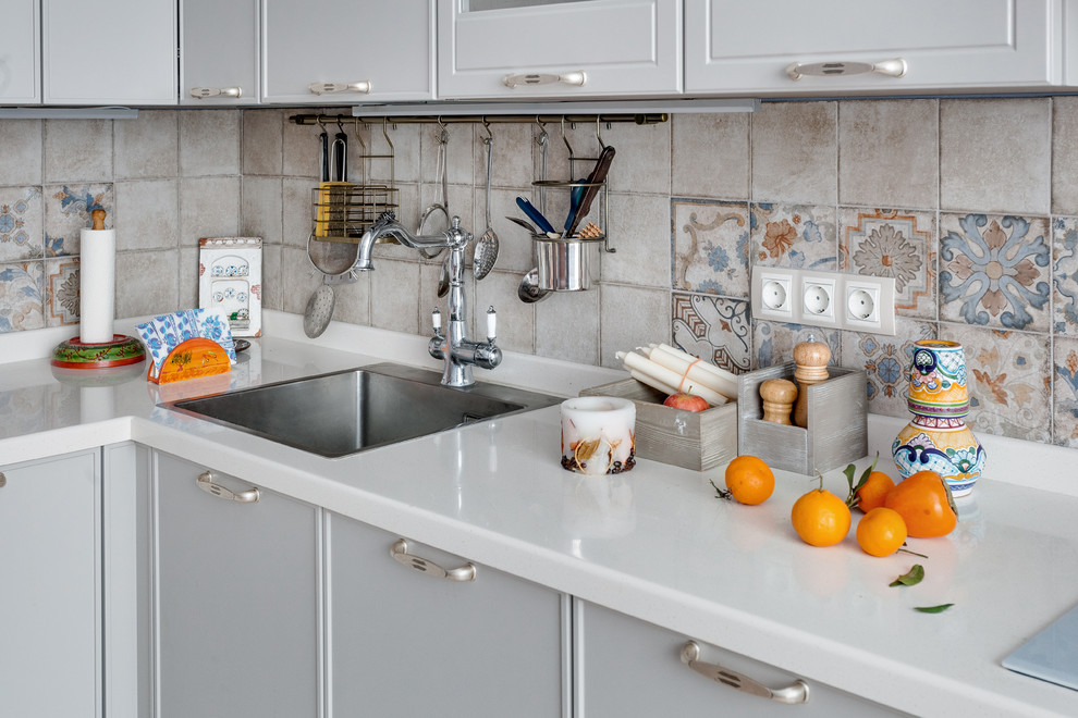 Кухня с лавандовыми стенами