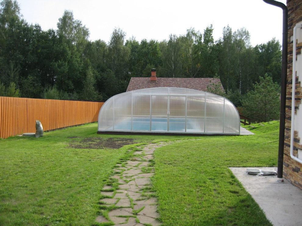 Уличный бассейн с раздвижным павильоном