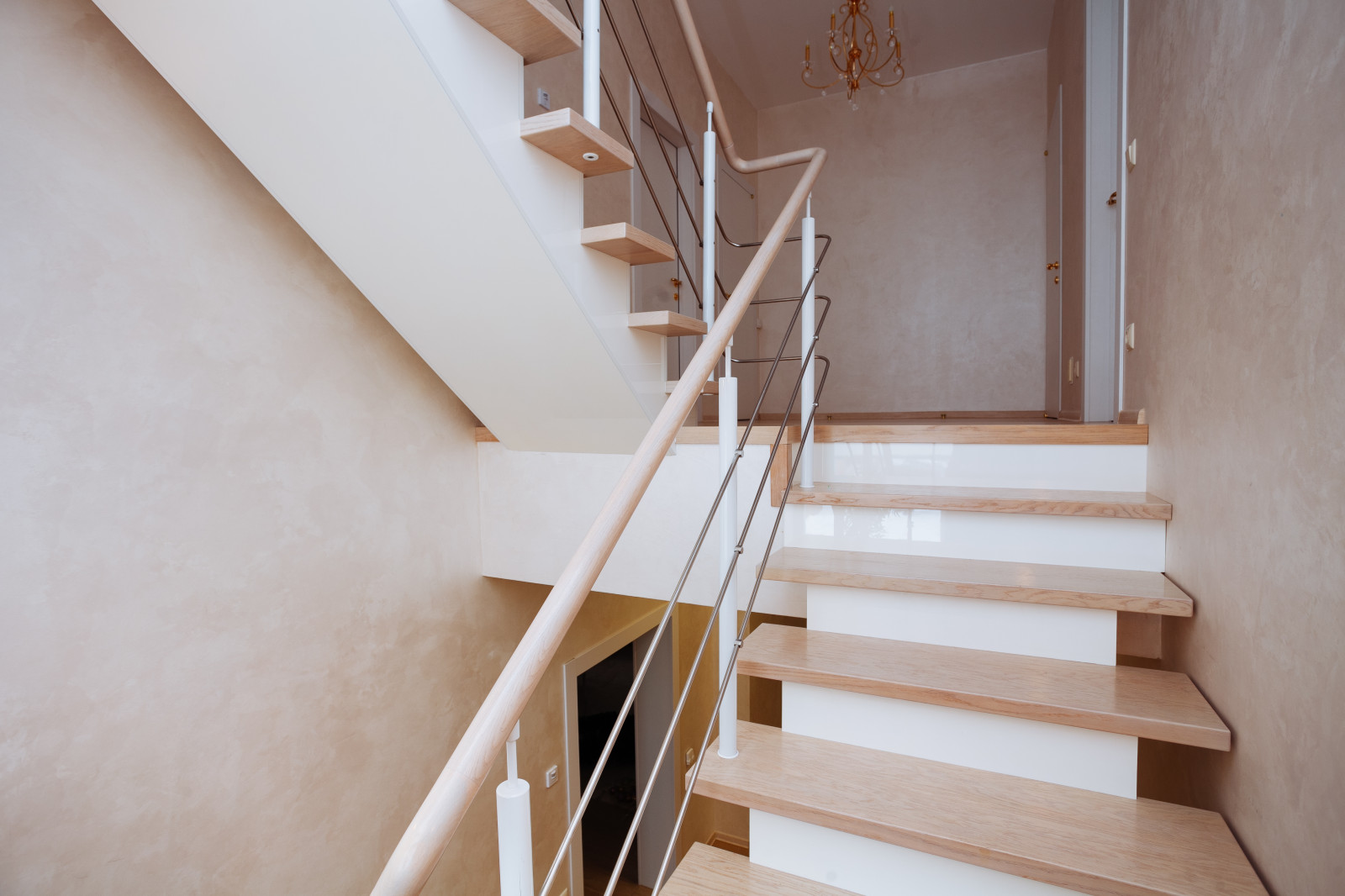 Лестница на косоурах с нижней зашивкой в тайнхаусе на ул. Агакова г. Чебоксары