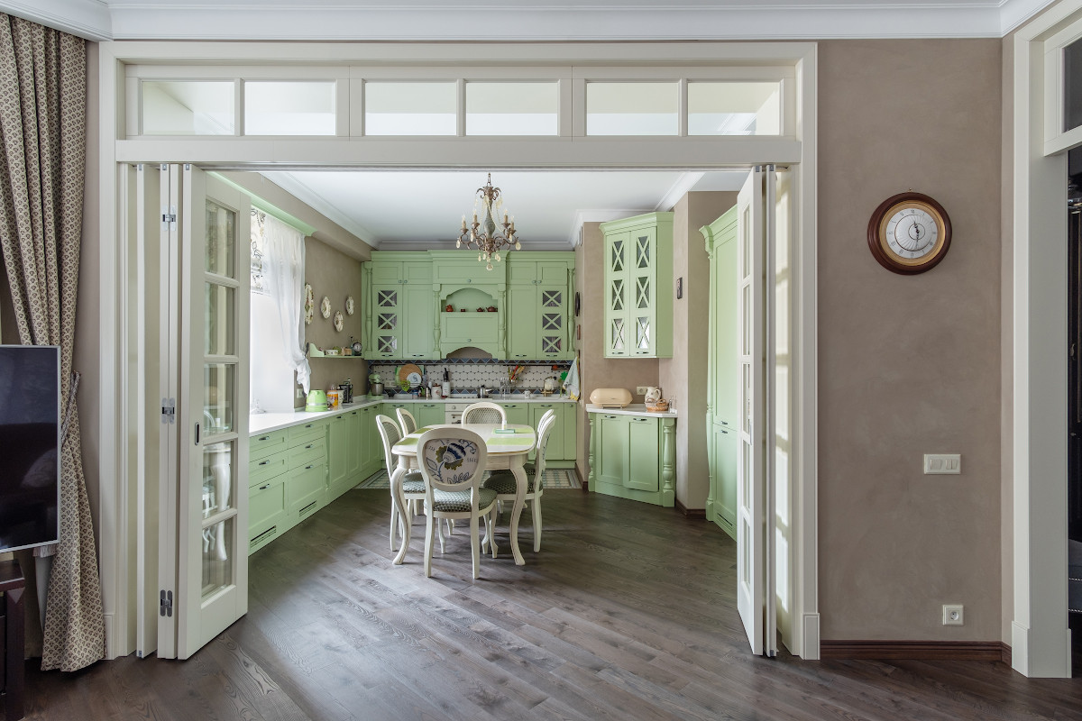 Интерьер с дверью-книжкой