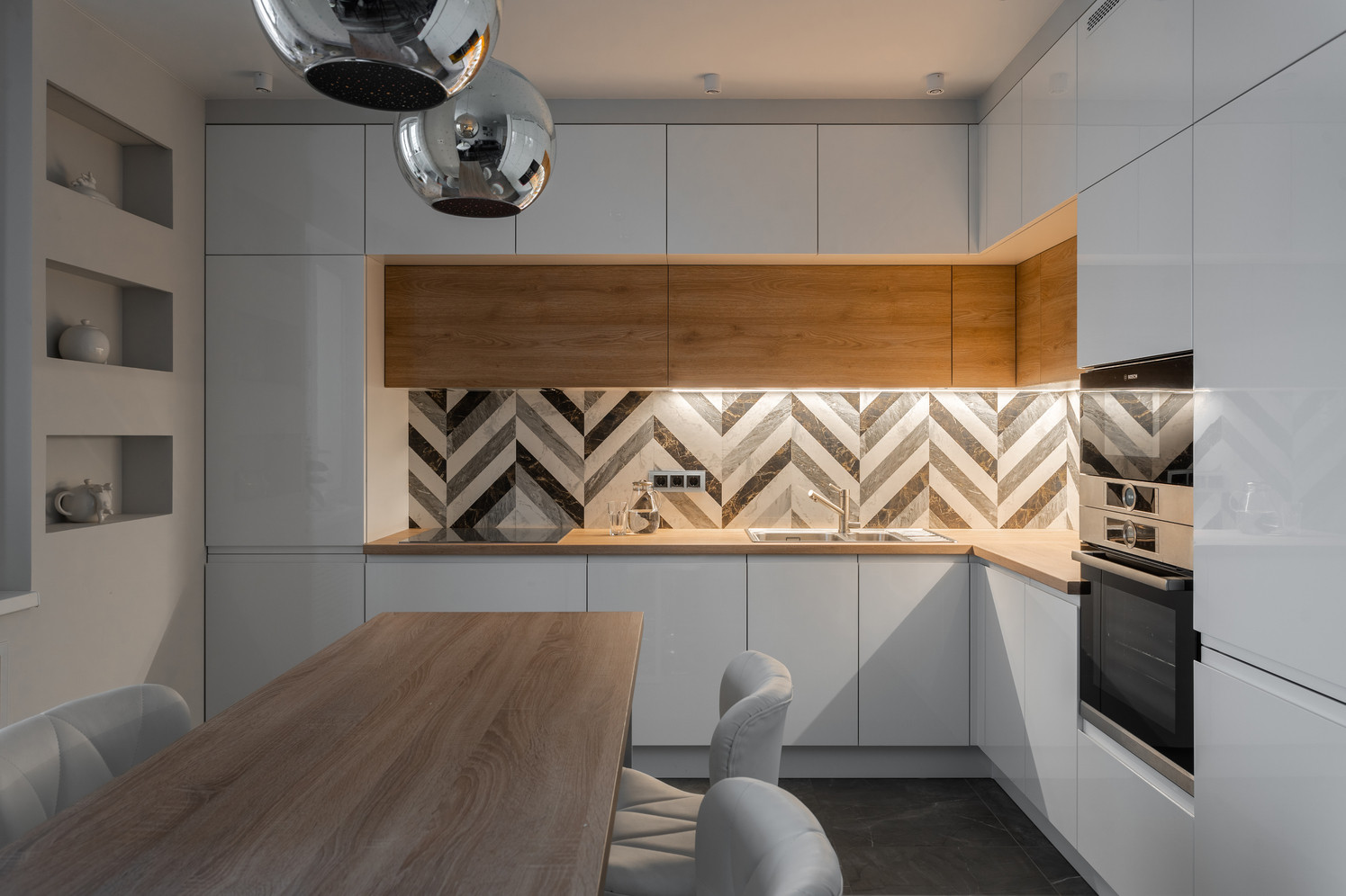 Классическая белая кухня с акцентным фартуком