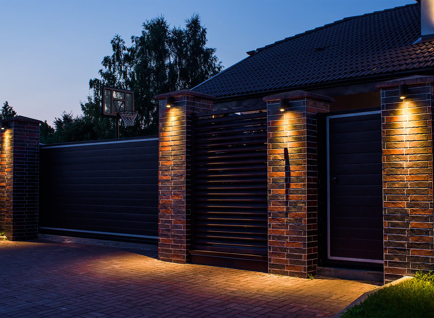 Декоративная подсветка забора и въездной группы