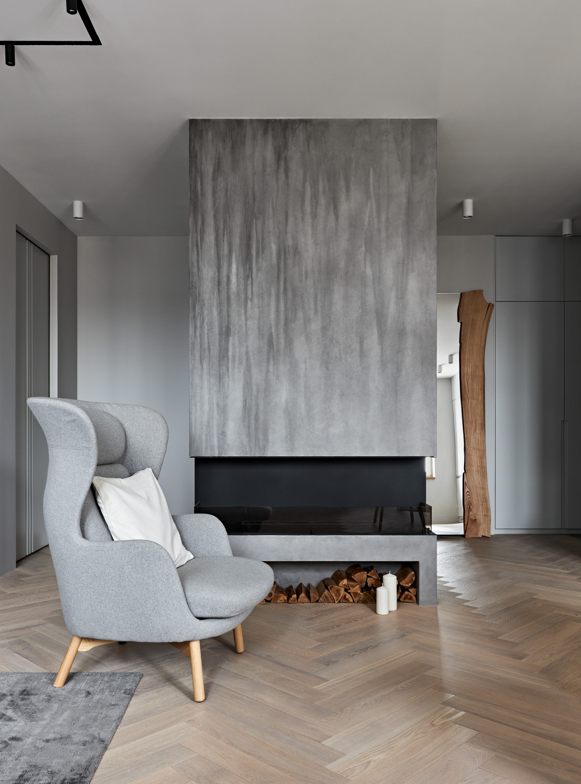 Каминная застройка. Шкаф, в прихожей. Раздвижные межкомнатные двери.