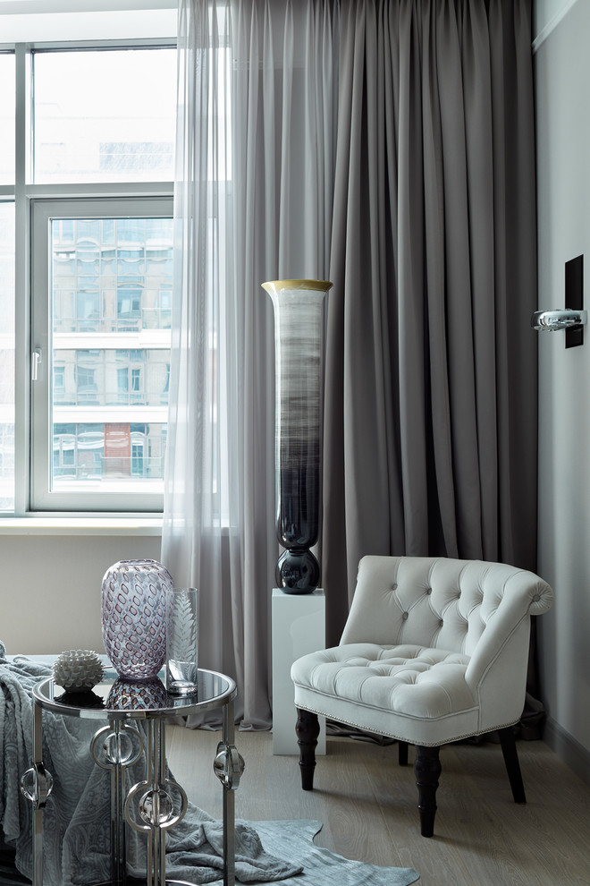 Черно-белая квартира с цветочной спальней