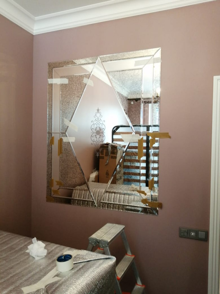 Зеркальное панно в гостиной