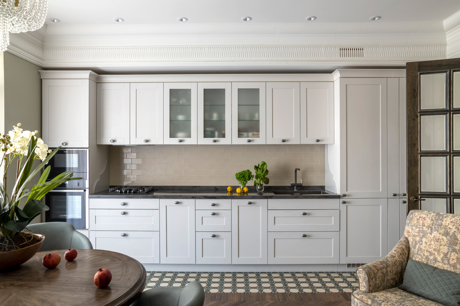 Houzz тур: Таунхаус с оливковой гостиной и чёрной детской