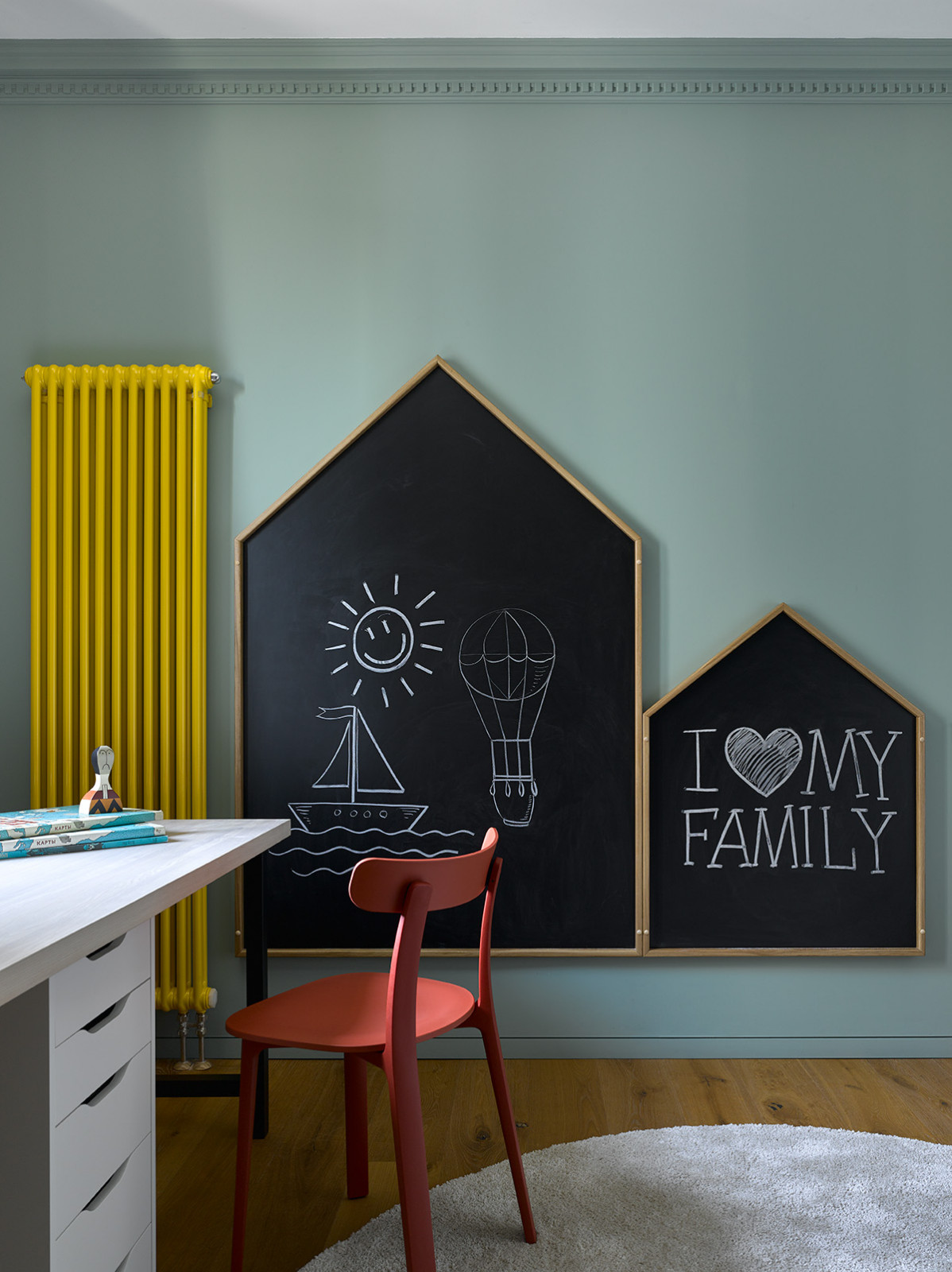 Современный интерьер с элементами индустриального стиля для семьи с двумя детьми