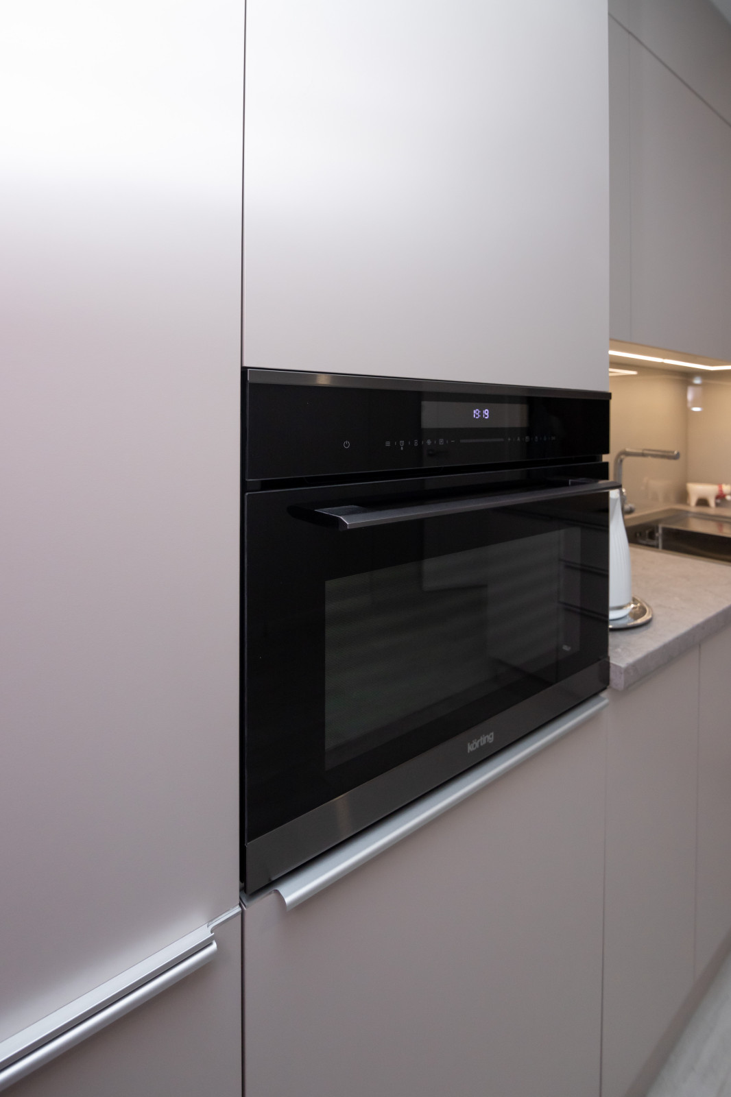 Современная угловая кухня в нежно-сером цвете