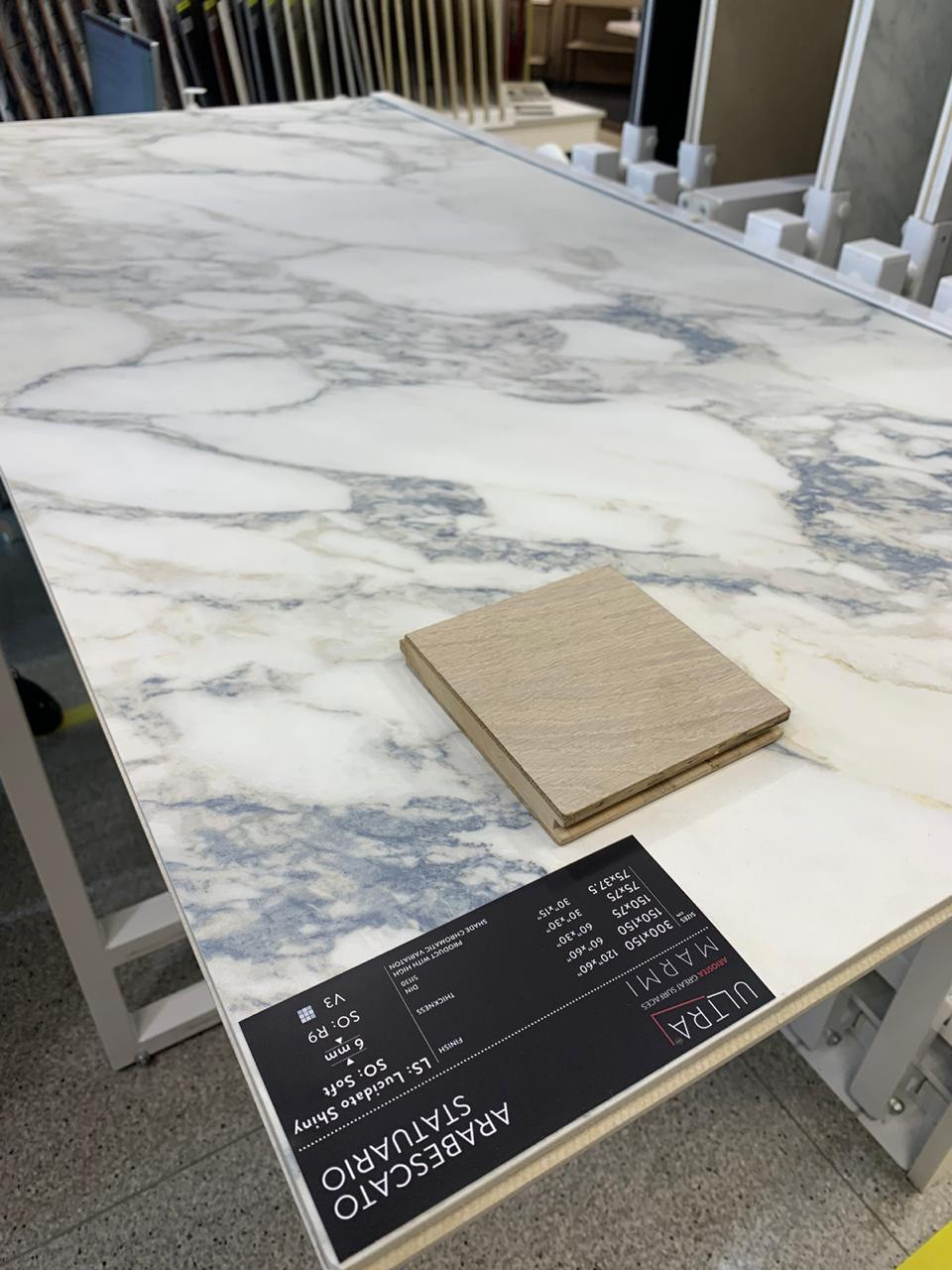 Керамогранит в гостиной, кухне и гостевом с/у