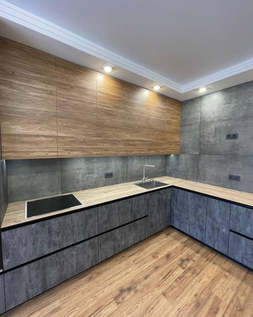 Большая угловая встроенная кухня в черном и коричневом цвете с витриной