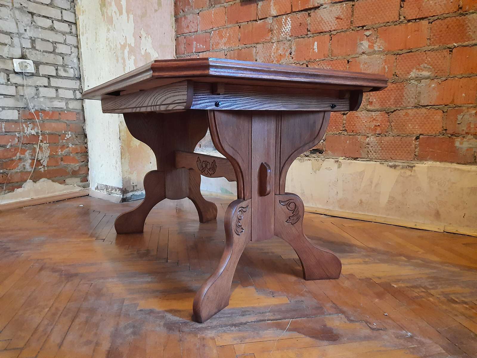 Реставрация деревянного обеденного стола