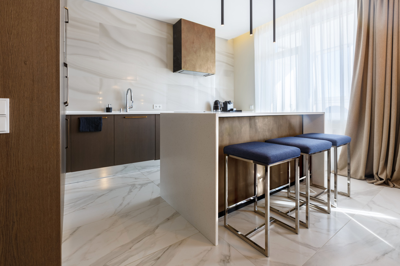 Квартира с радиусными панелями и глубокими цветами