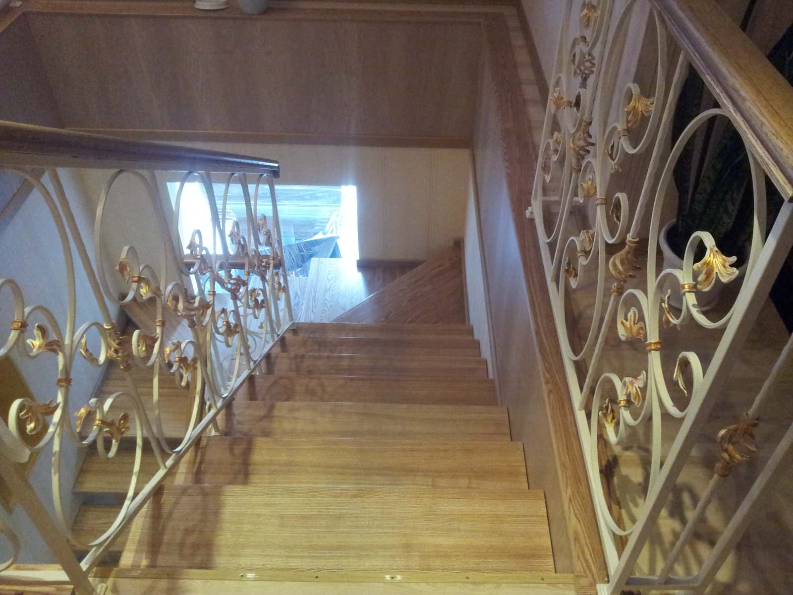 Обложка проекта: Лестница из ясеня на металлическом каркасе.