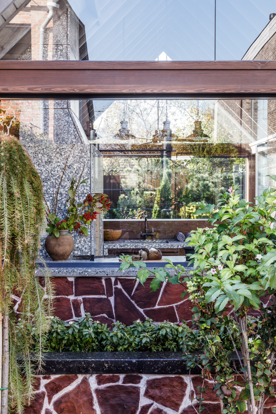 Беседка частного дома. Холодное остекление