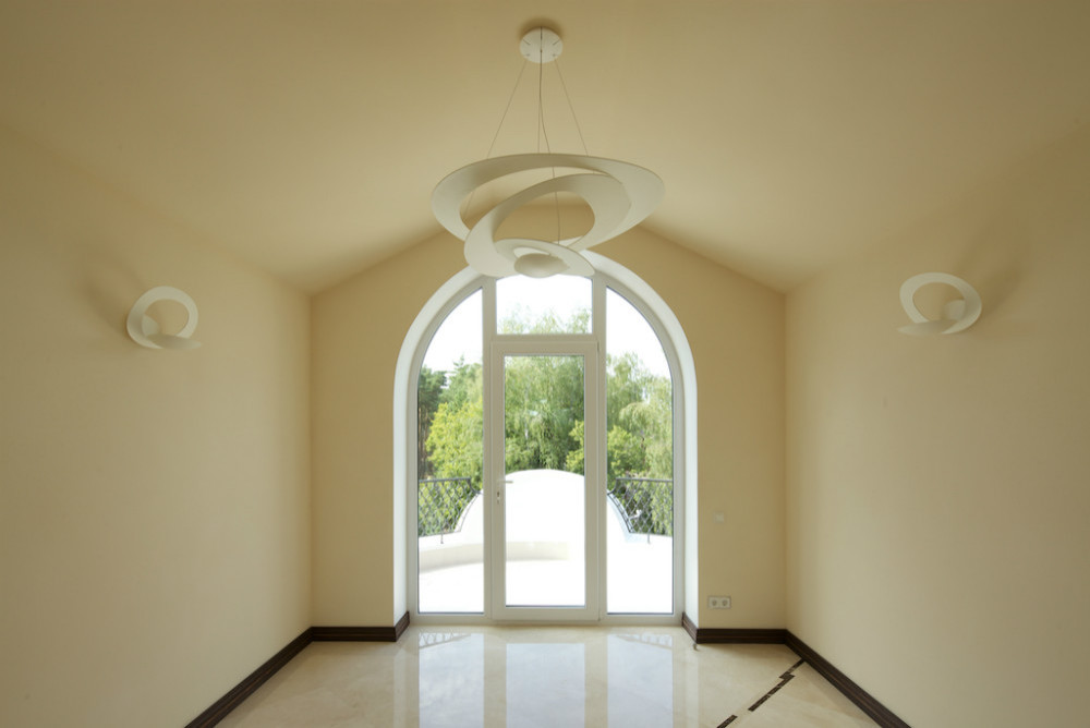 Загородный дом - мансарда, расположение кухни и душевой. Реализованный проект.