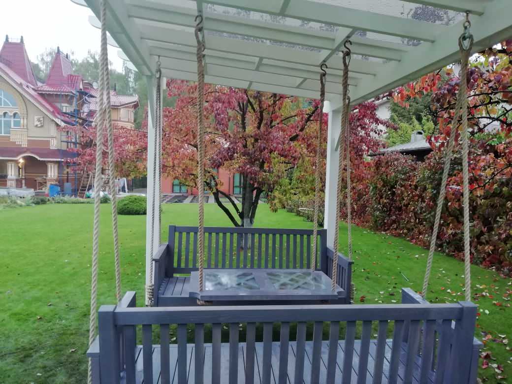 Пергола с качелями и подвесным столиком