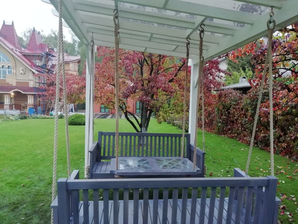 Пергола с качелями и подвесным столиком