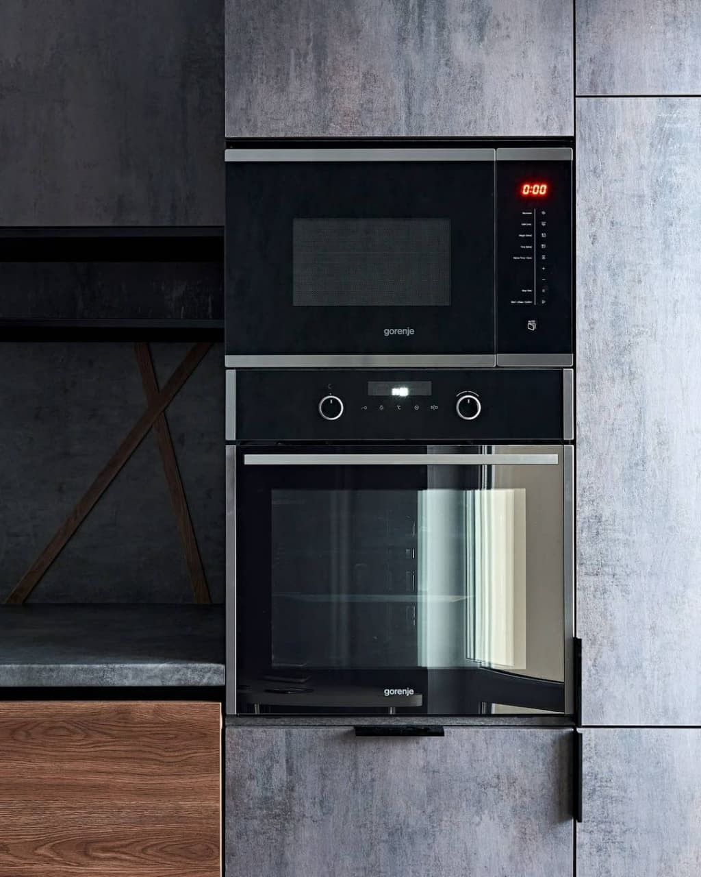 Черная угловая кухня в стиле лофт с фасадами под металл и под дерево