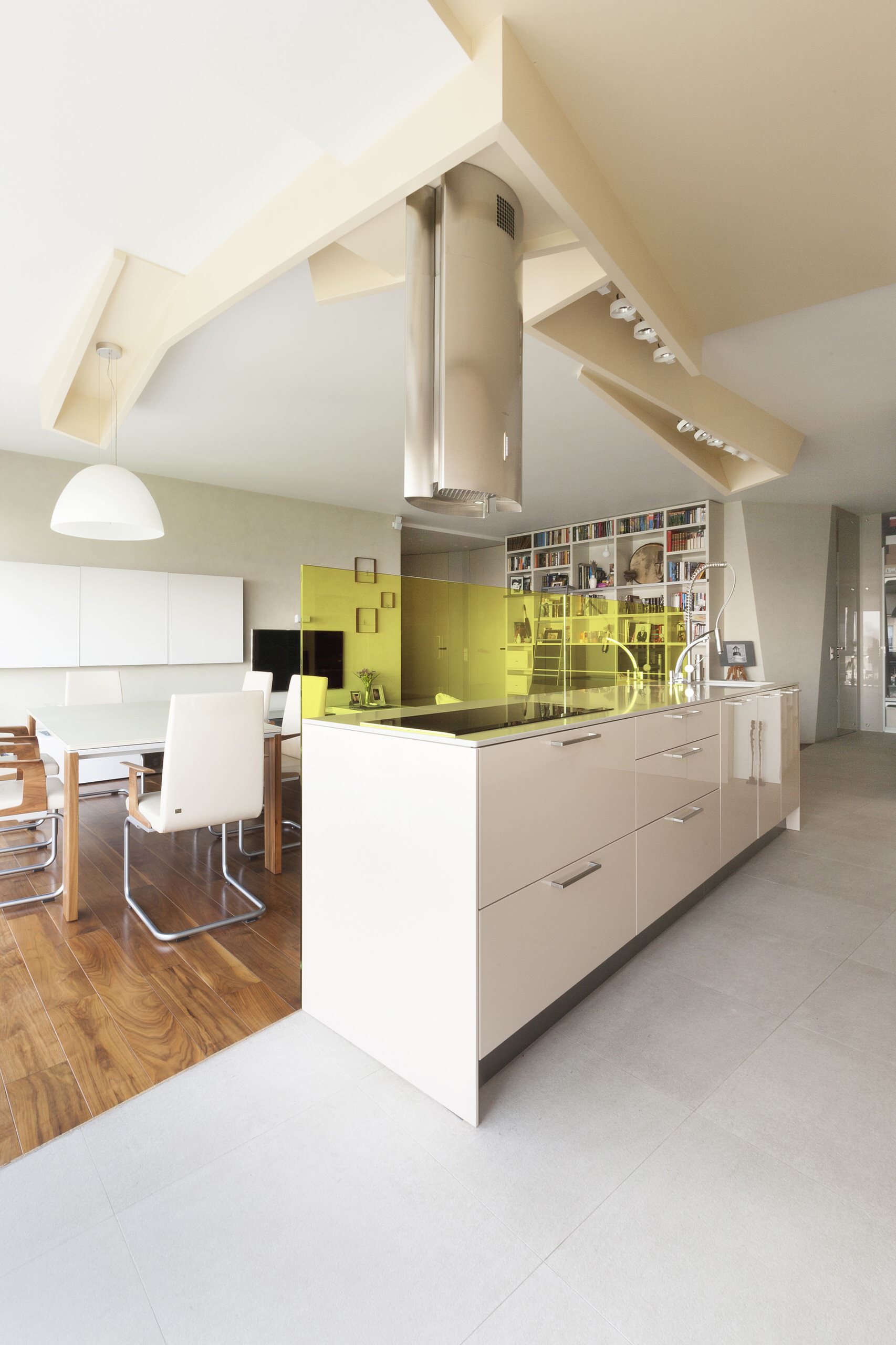 Houzz тур: Лаконичный интерьер с галькой и дизайнерской мебелью