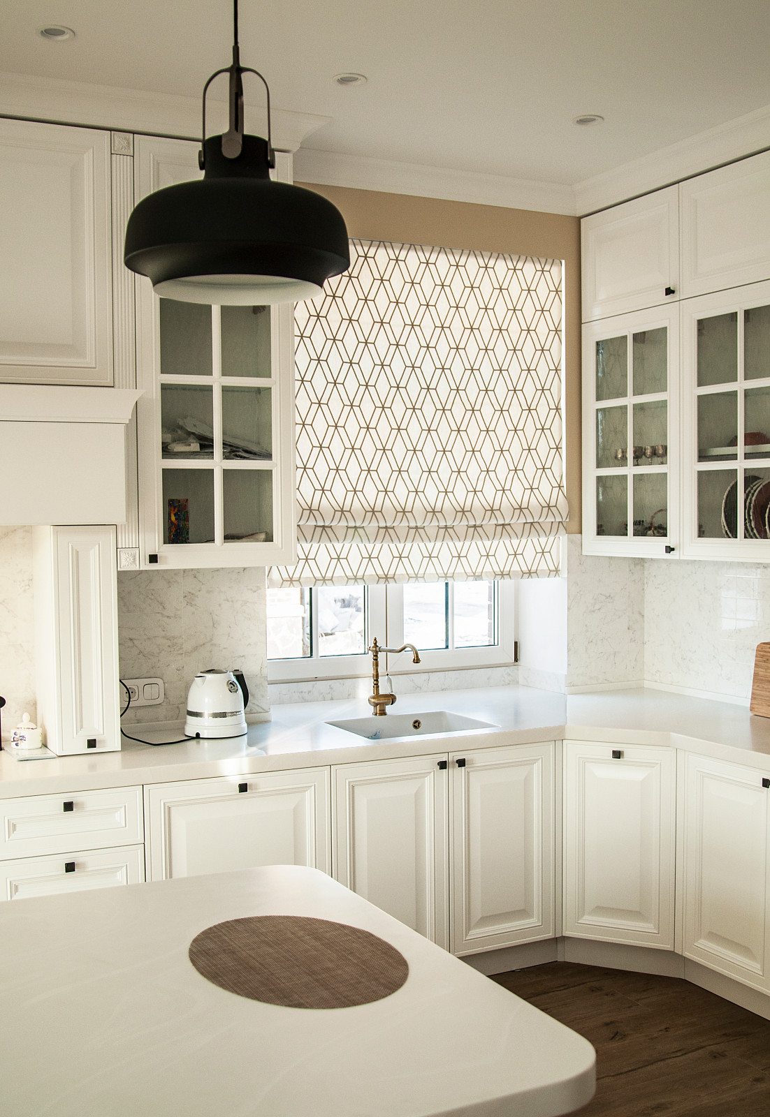 Обложка проекта: Римские шторы в классической кухне