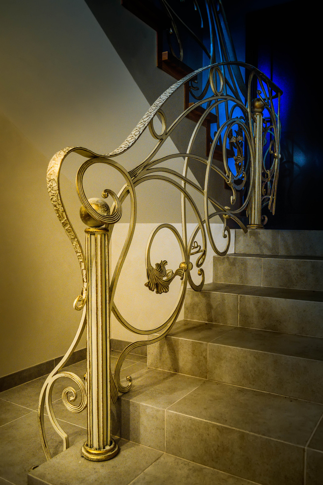 Кованые перила в интерьере частного дома