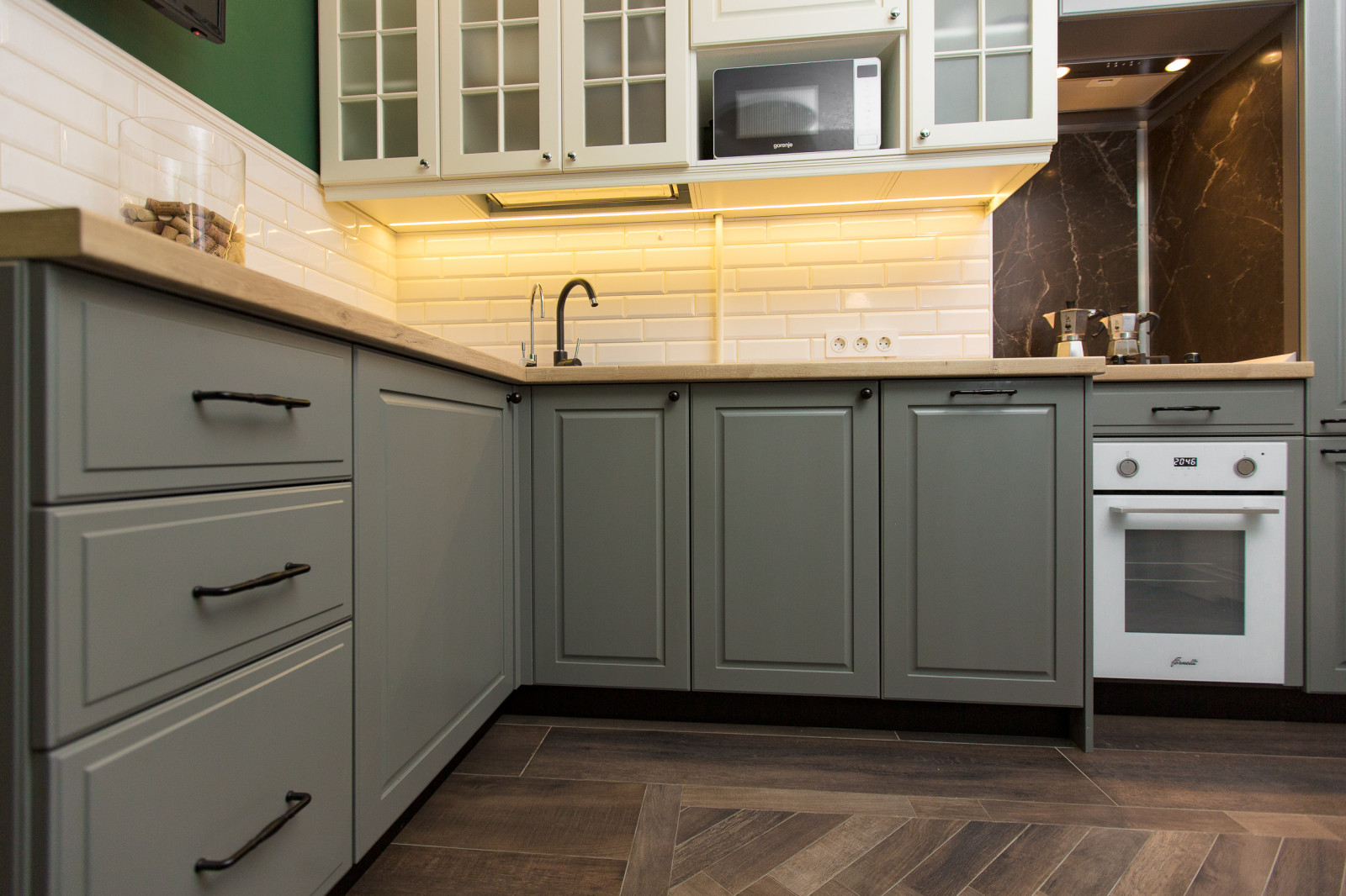 Кухня строгих форм для мужчины хирурга