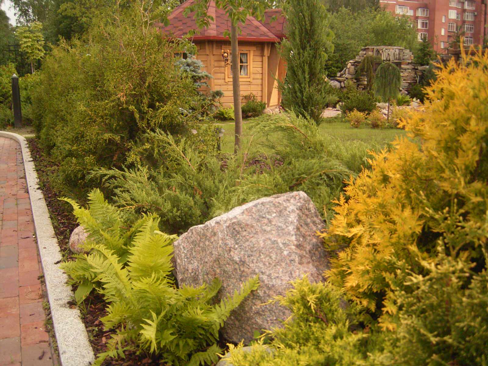 Дизайн участка в городской среде : таун-хауз в Коломягах