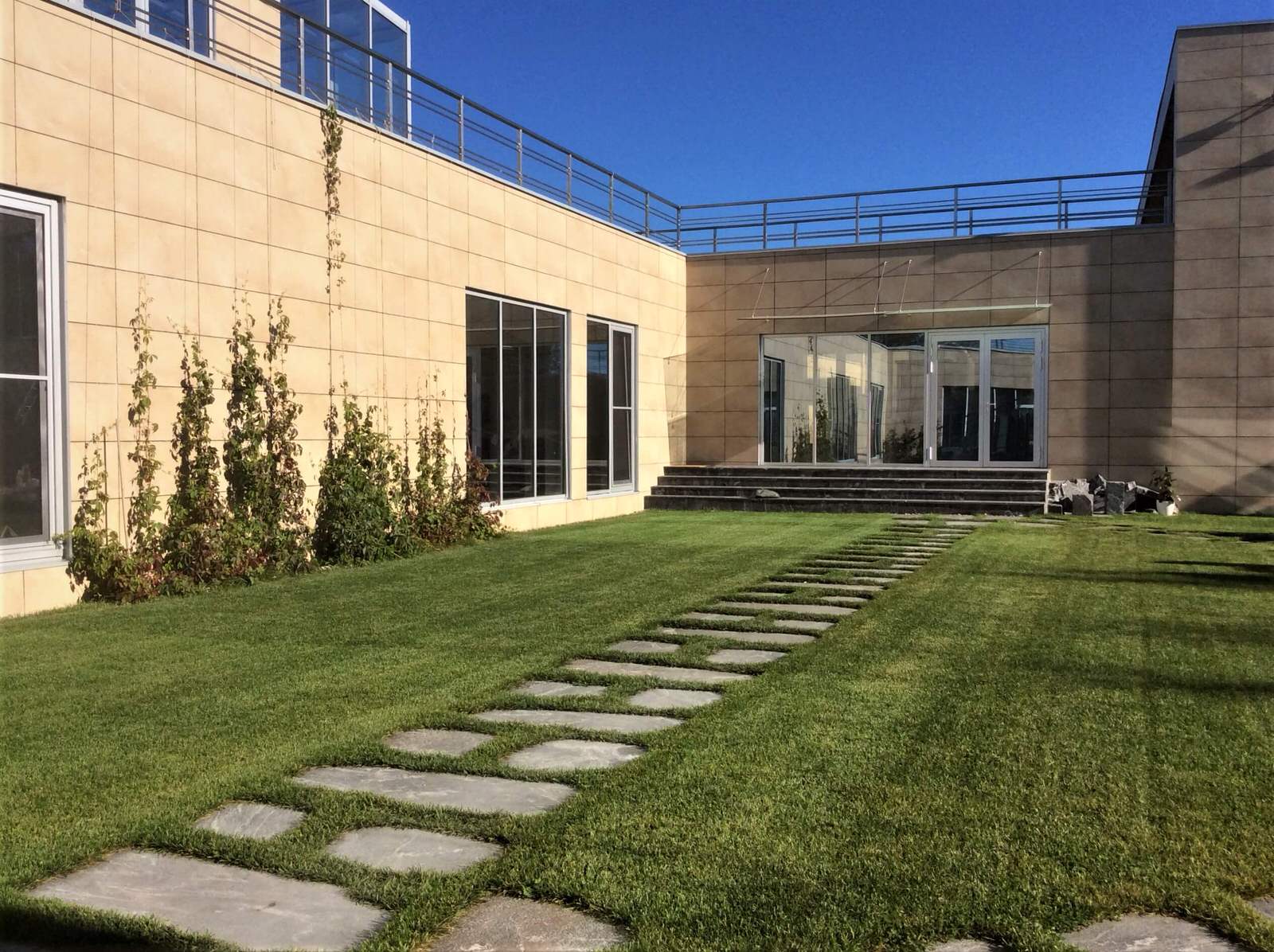 HI-TECH на обломках мегалитового комплекса