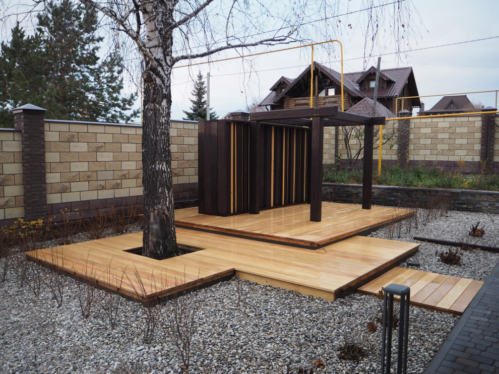 Натуральное дерево в саду