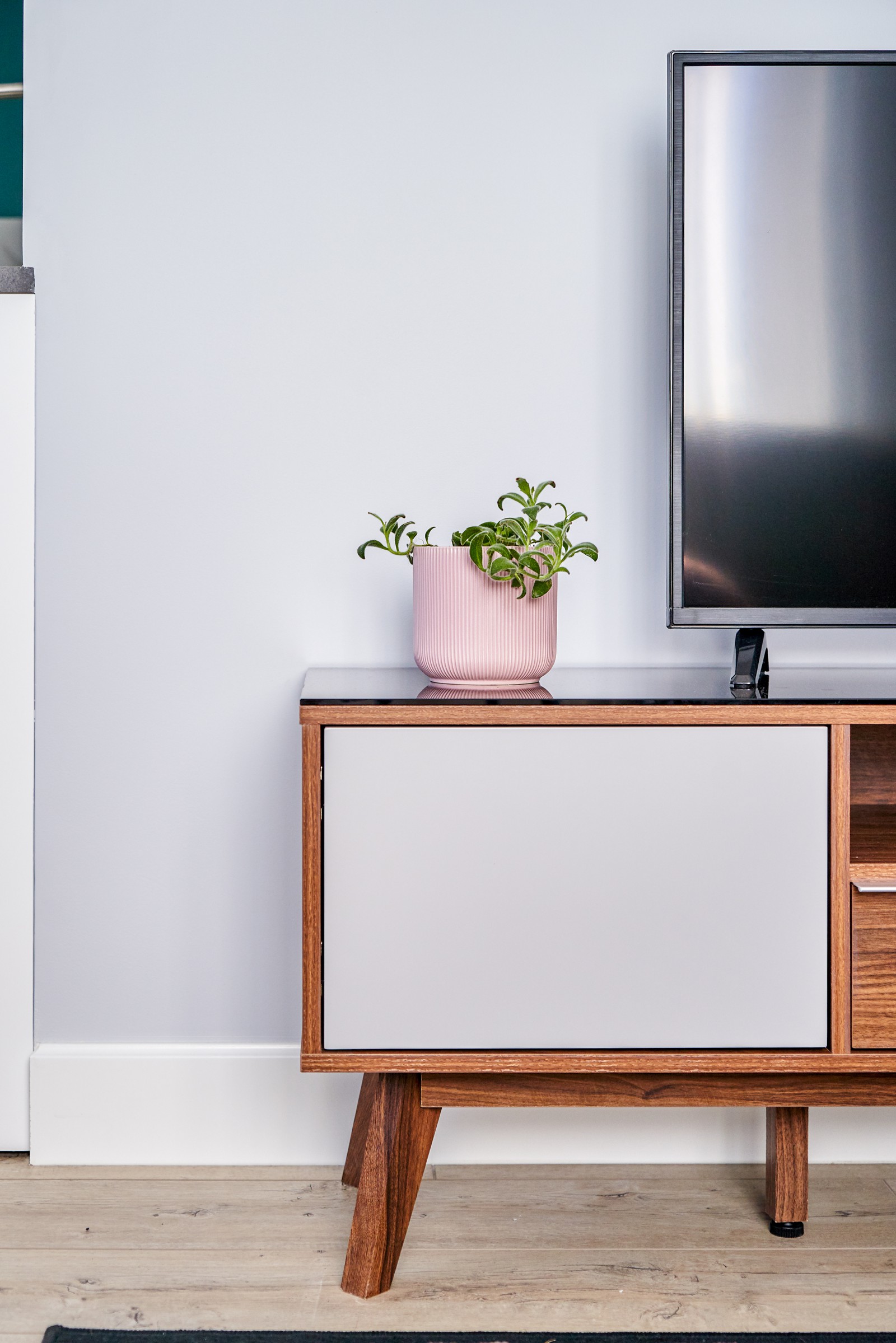 На берегу лесного ручья