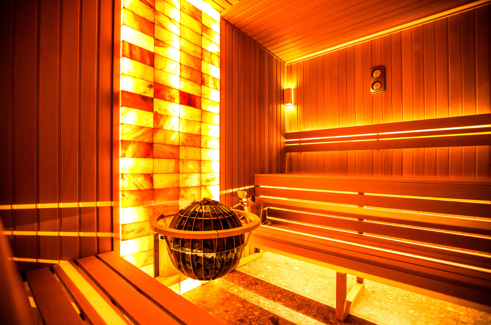 Проект недели: Гостевой дом с диваном-волной