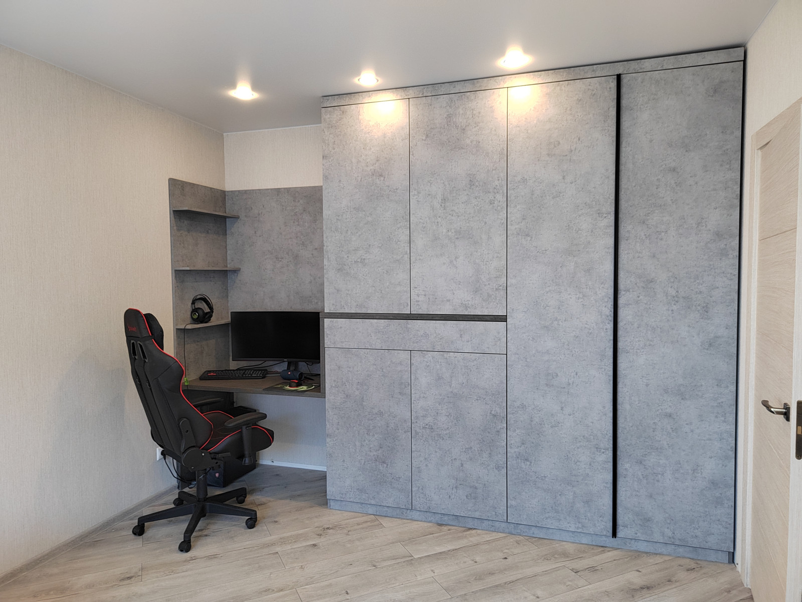 Шкаф распашной + рабочее место.