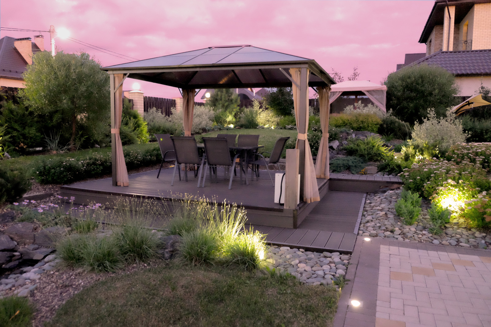 Сад с рельефом