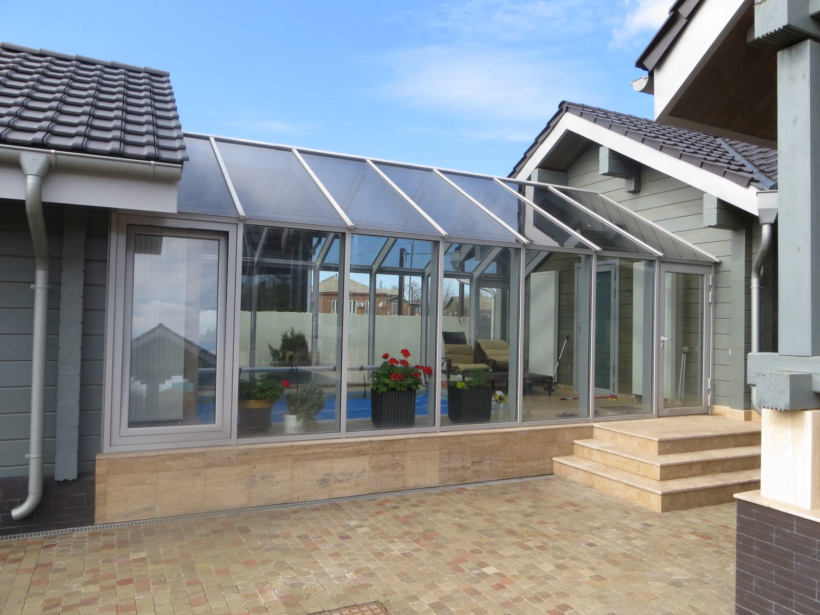 Жилой дом с гаражем, бассейном и гостевым домом