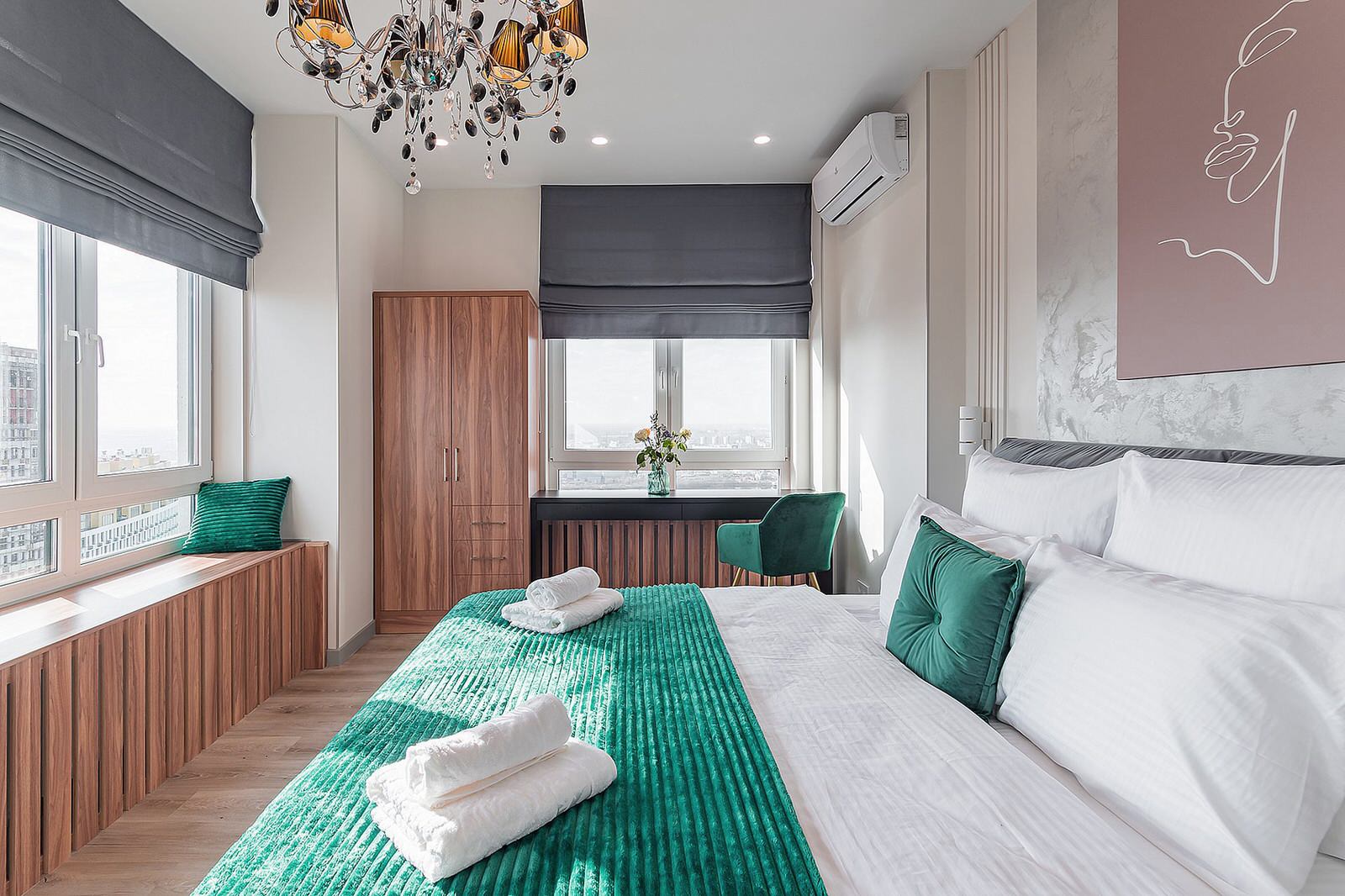 "Изумрудная роскошь" - номер в апарт-отеле KM TOWER