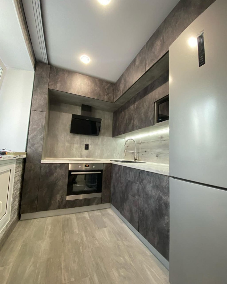 Встроенная черная угловая кухня в стиле лофт с бутылочницей