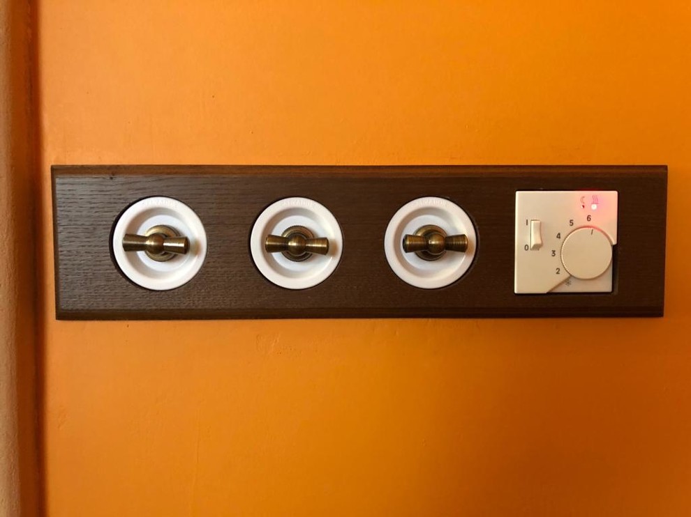 Винтажная электрика Salvador для скрытого монтажа в интерьере загородного дома.