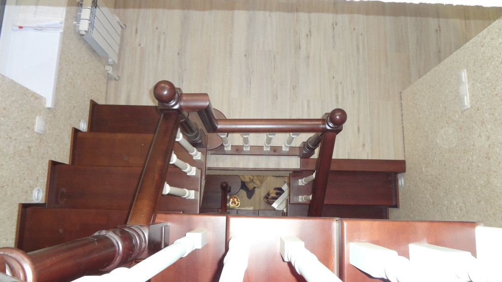 Лестница в загородном доме из дерева бук. Самара.