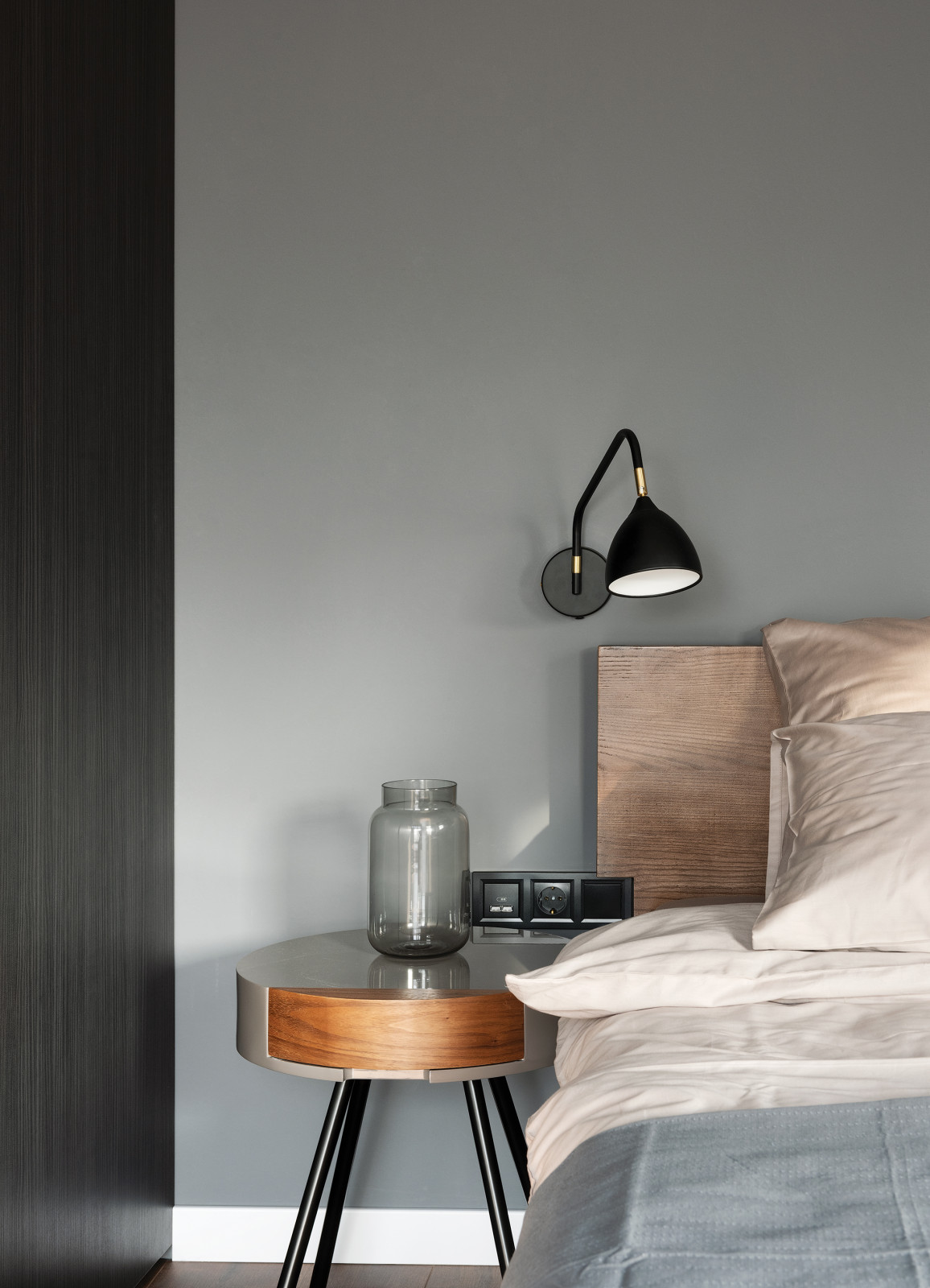 Спокойный, темный интерьер с элементами дерева