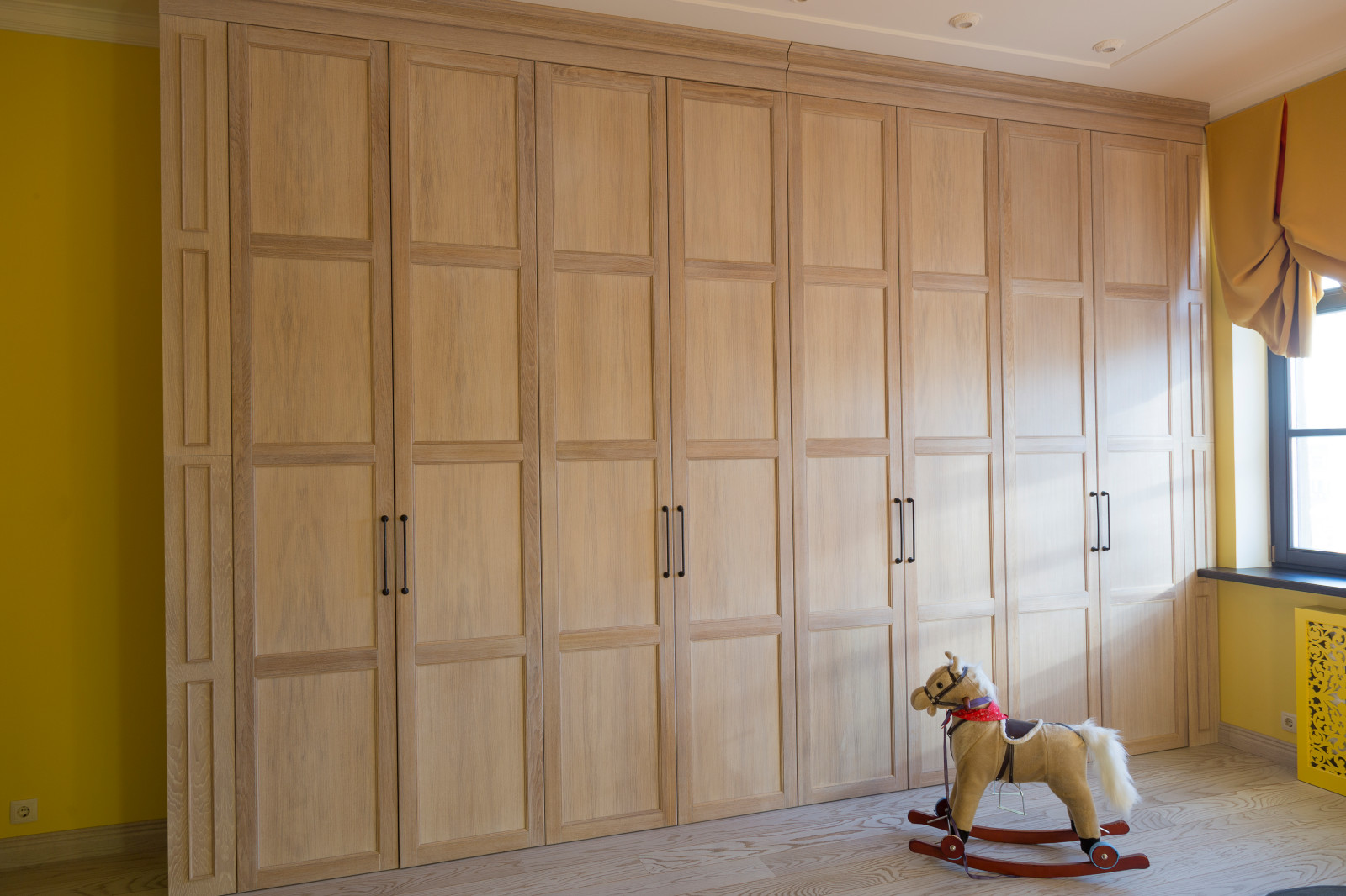 Встроенный шкаф в детскую из массива дуба