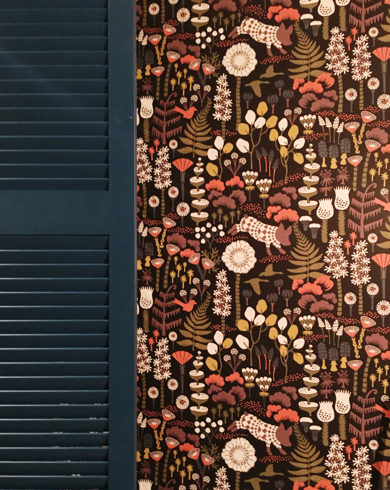 Синие двери для гардеробной и санузла