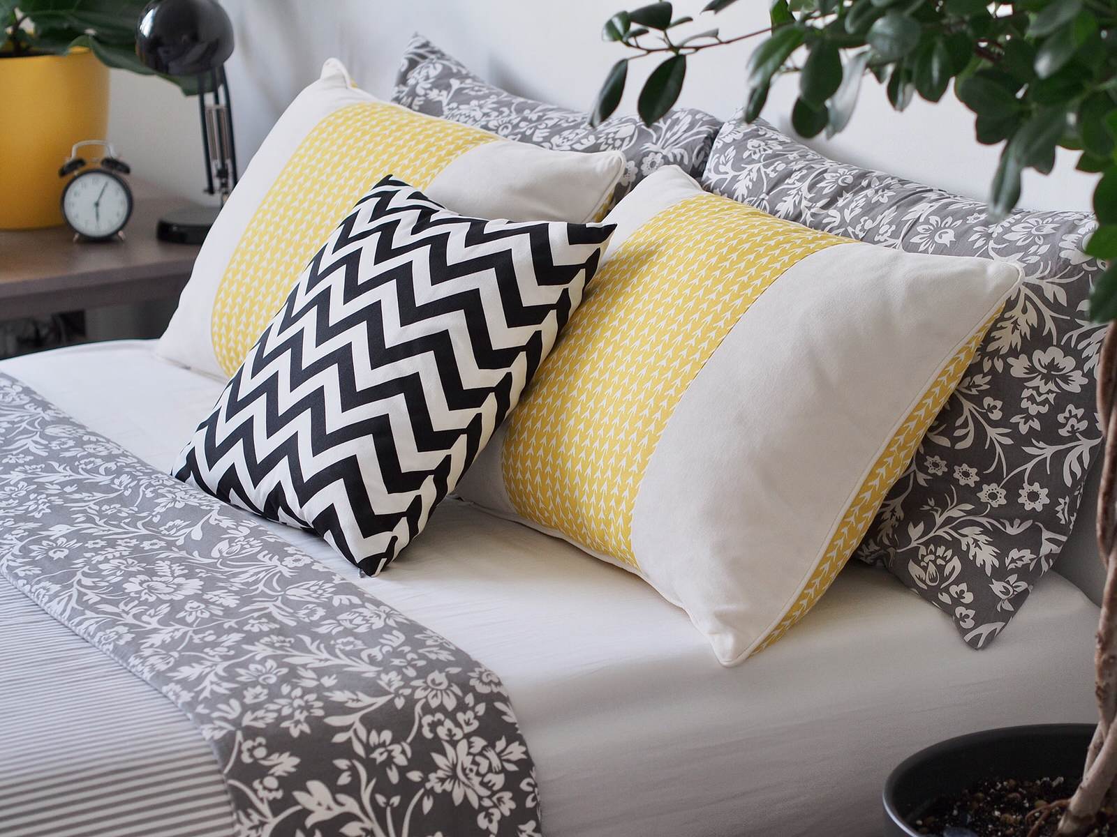 Спальня с желтыми акцентами для молодой пары